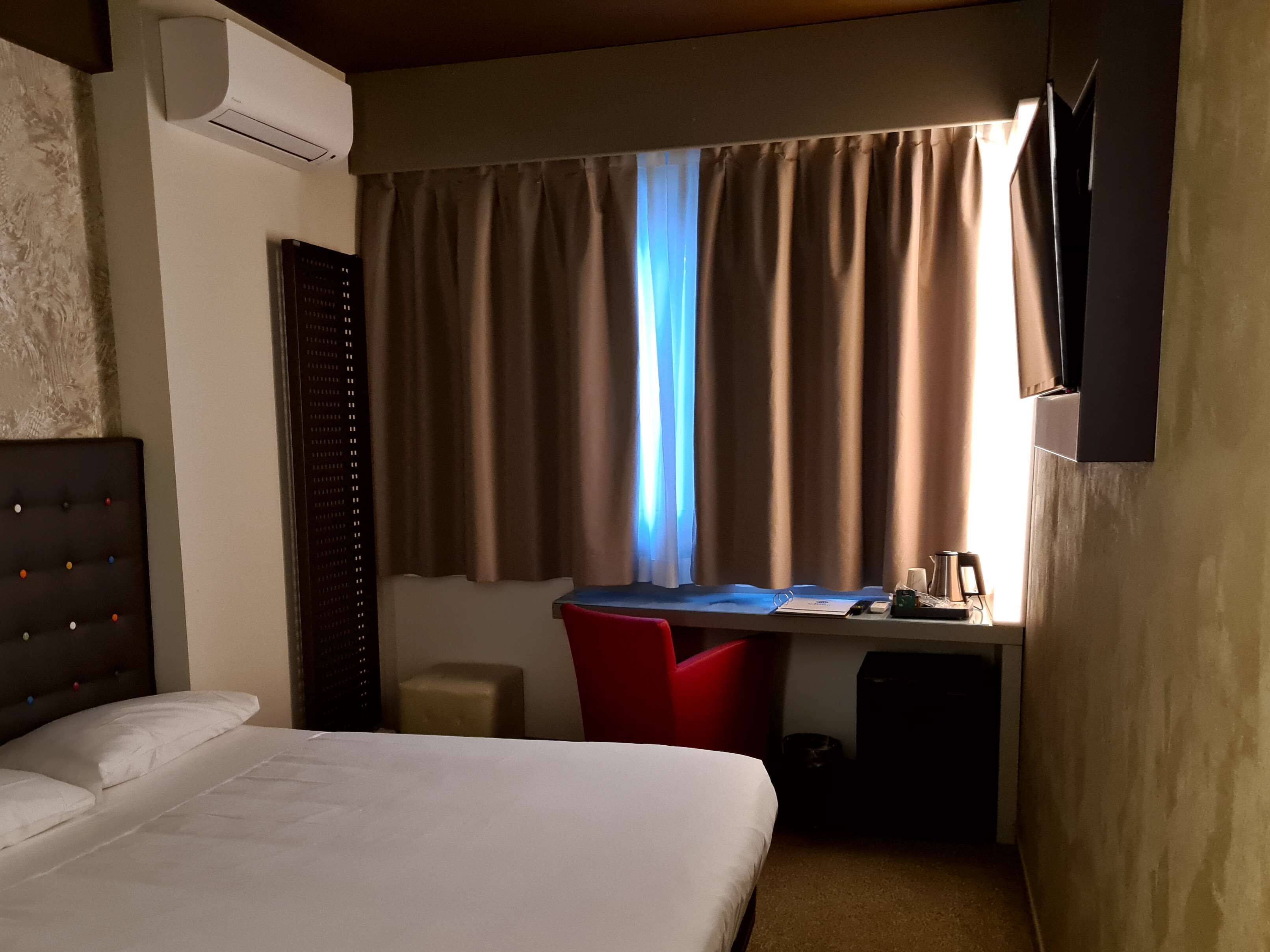 economy room, 1 double bed, non smoking (small room) | egyptian cotton sheets, minibar, in-room safe, desk