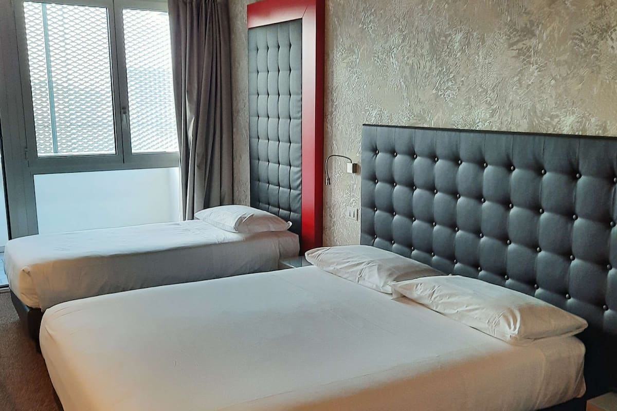 Classic-Zimmer, Mehrere Betten, Terrasse | Bettwäsche aus ägyptischer Baumwolle, Minibar, Zimmersafe, Schreibtisch