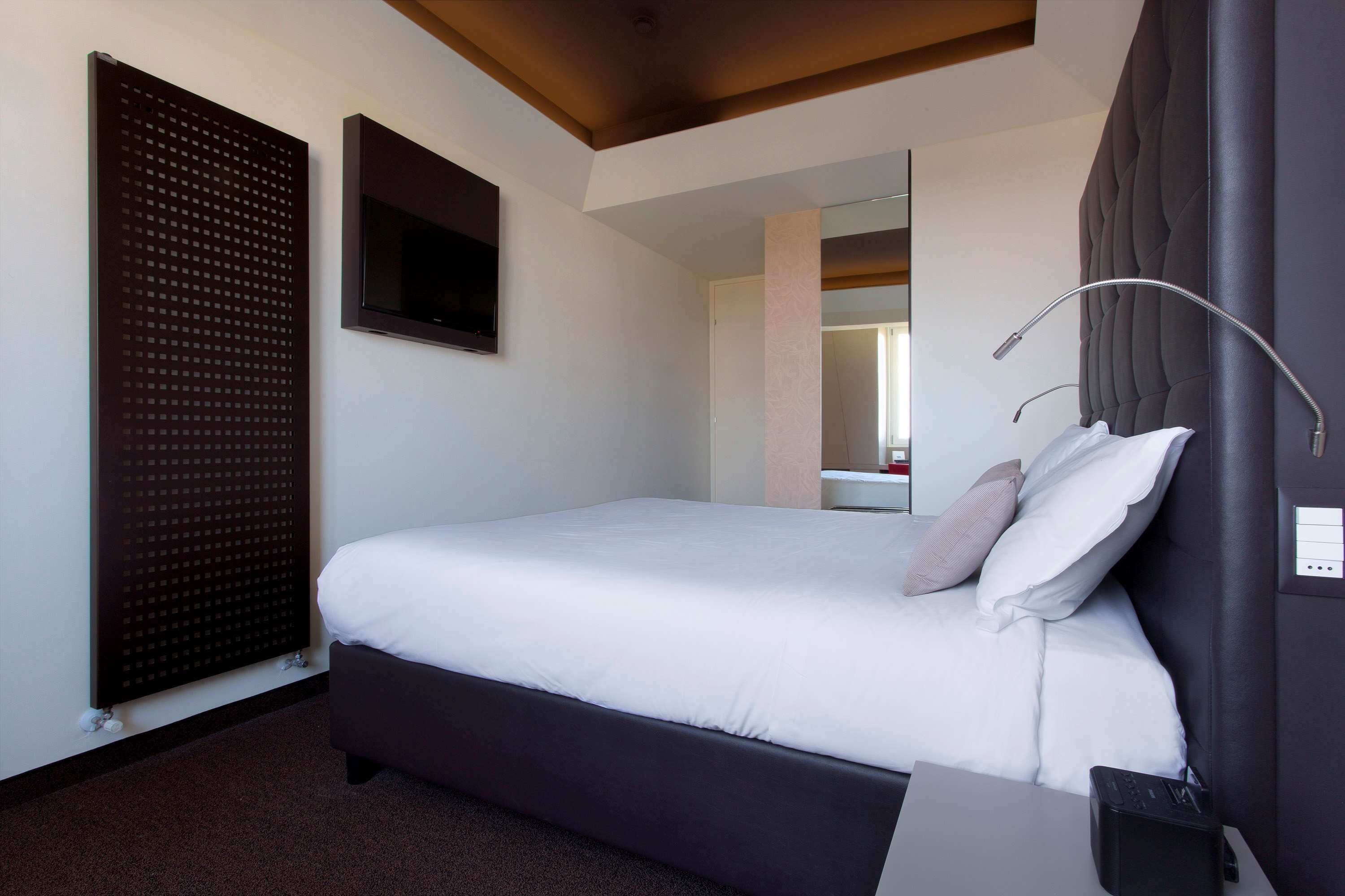 standard room, 1 queen bed | egyptian cotton sheets, minibar, in-room safe, desk