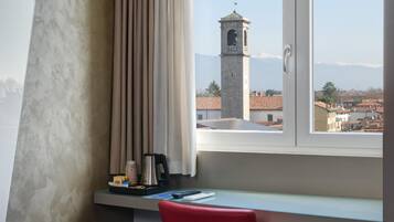 Quarto clássico, 1 cama Queen, para não fumantes, vista para o jardim | Roupas de cama de algodão egípcio, frigobar, cofres nos quartos