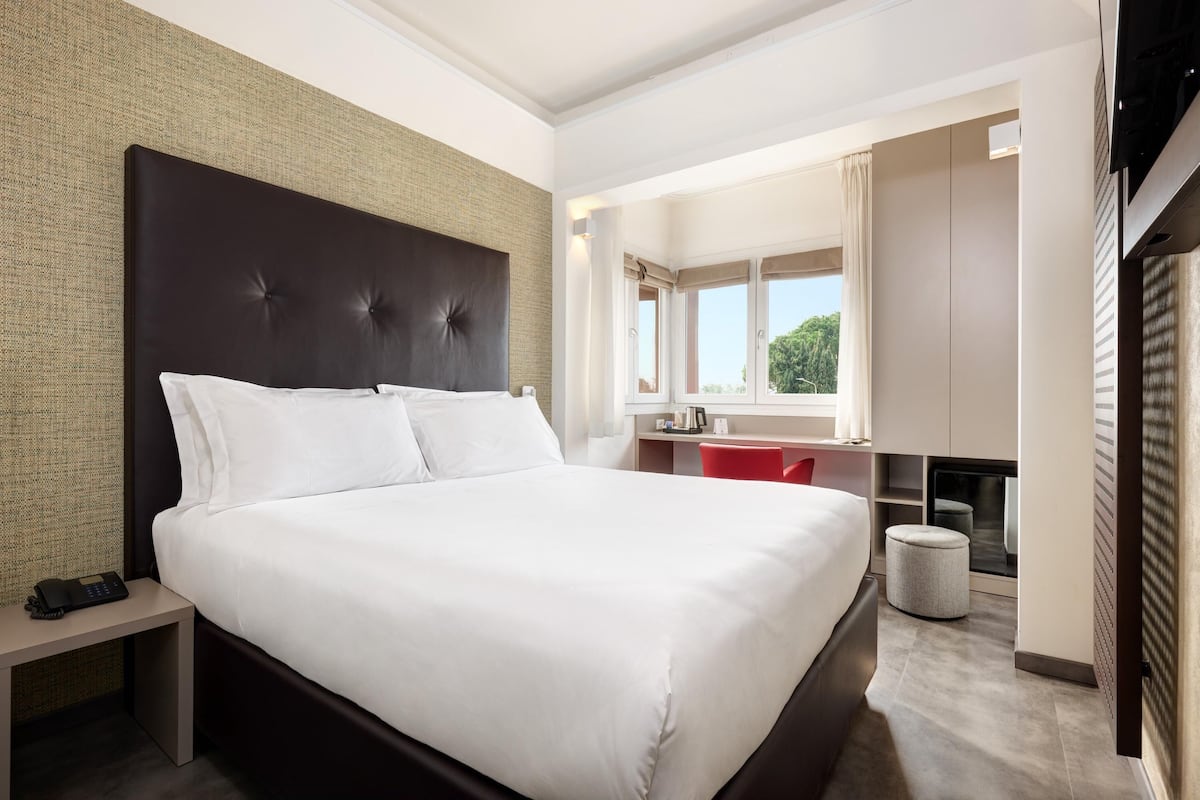 Business Room, 1 Queen Bed, Non Smoking | Egyptian cotton sheets, minibar, in-room safe, desk