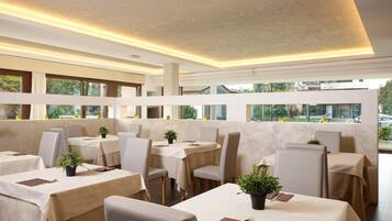 Petit déjeuner buffet servi tous les jours en supplément