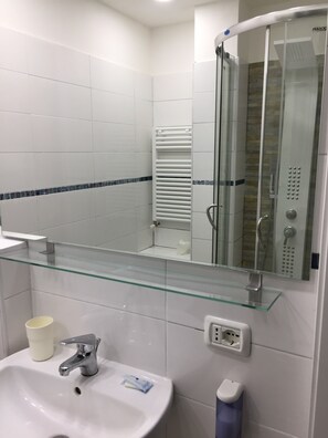 Shower, hair dryer, bidet, towels - Hotel Viking (Rimini)