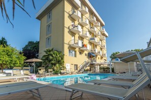 A multi-story building with balconies, a swimming pool, and outdoor seating. - Hotel Viking (Rimini)