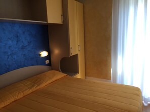 Caja fuerte, escritorio, wifi gratis y ropa de cama