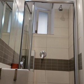 Classic-Zweibettzimmer, 2 Einzelbetten, mit Bad | Badezimmer | Dusche, kostenlose Toilettenartikel, Haartrockner, Handtücher
