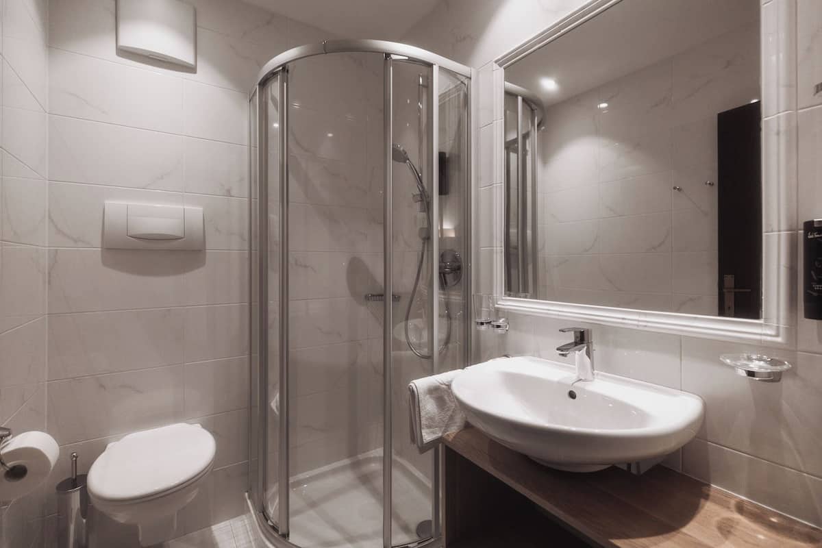 basic double room | bathroom | free toiletries, hair dryer, bathrobes, slippers