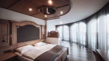 Suite (Tower) | 1 bedroom, minibar, in-room safe, desk