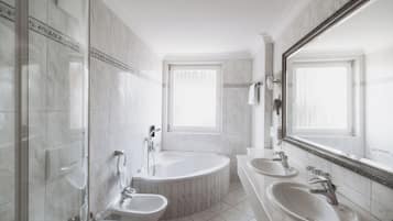 Deluxe Double Room | Bathroom | Free toiletries, hair dryer, bathrobes, slippers