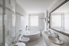 Deluxe Double Room | Bathroom