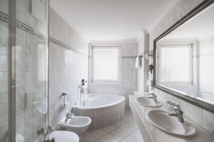 Deluxe Double Room | Bathroom | Free toiletries, hair dryer, bathrobes, slippers