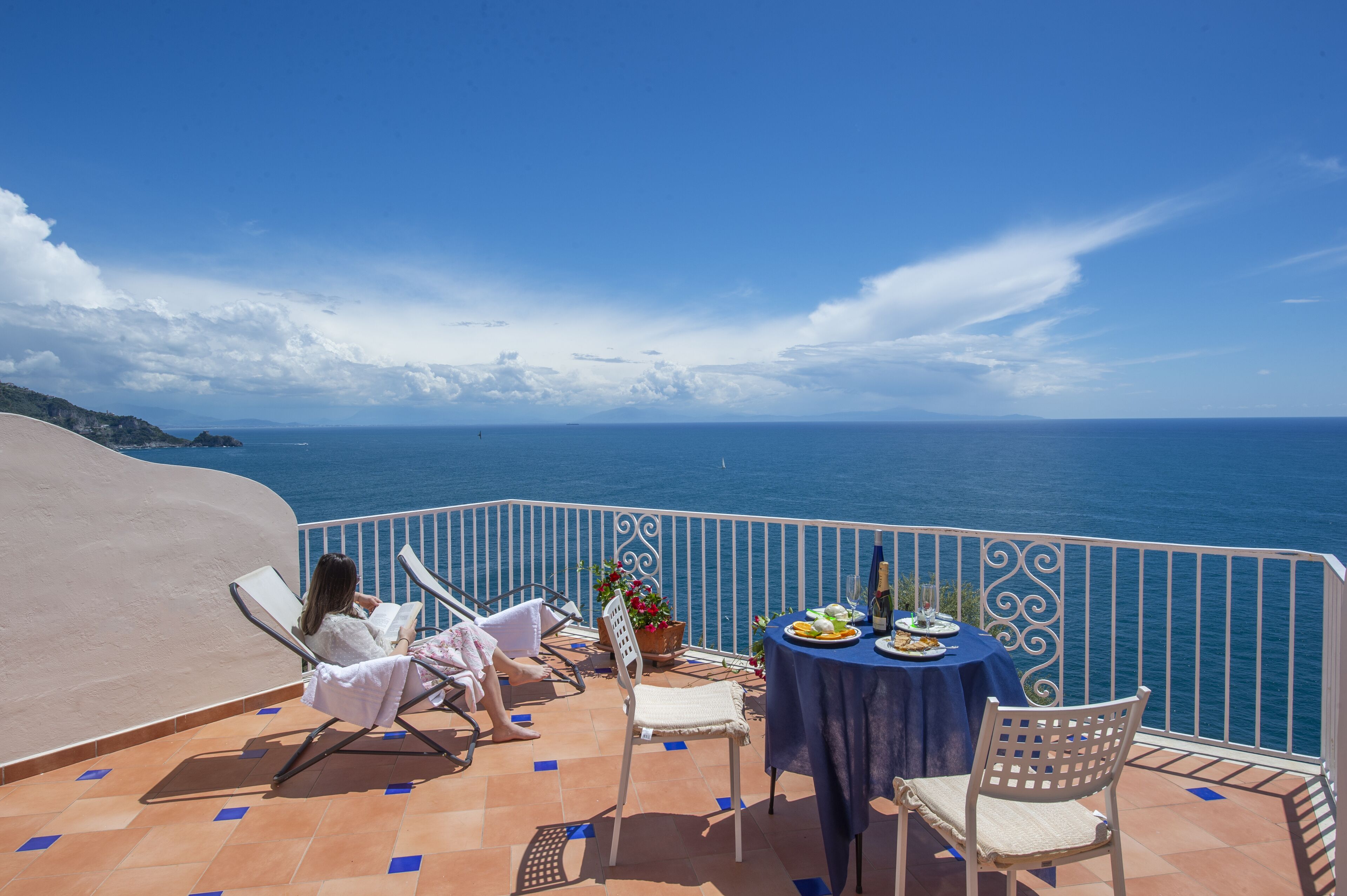 Superior-værelse til 3 personer - balkon - havudsigt | Terrasse/gårdhave
