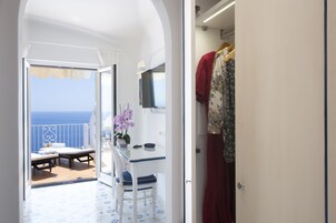 Cubrecamas, caja de seguridad en la habitación y escritorio 