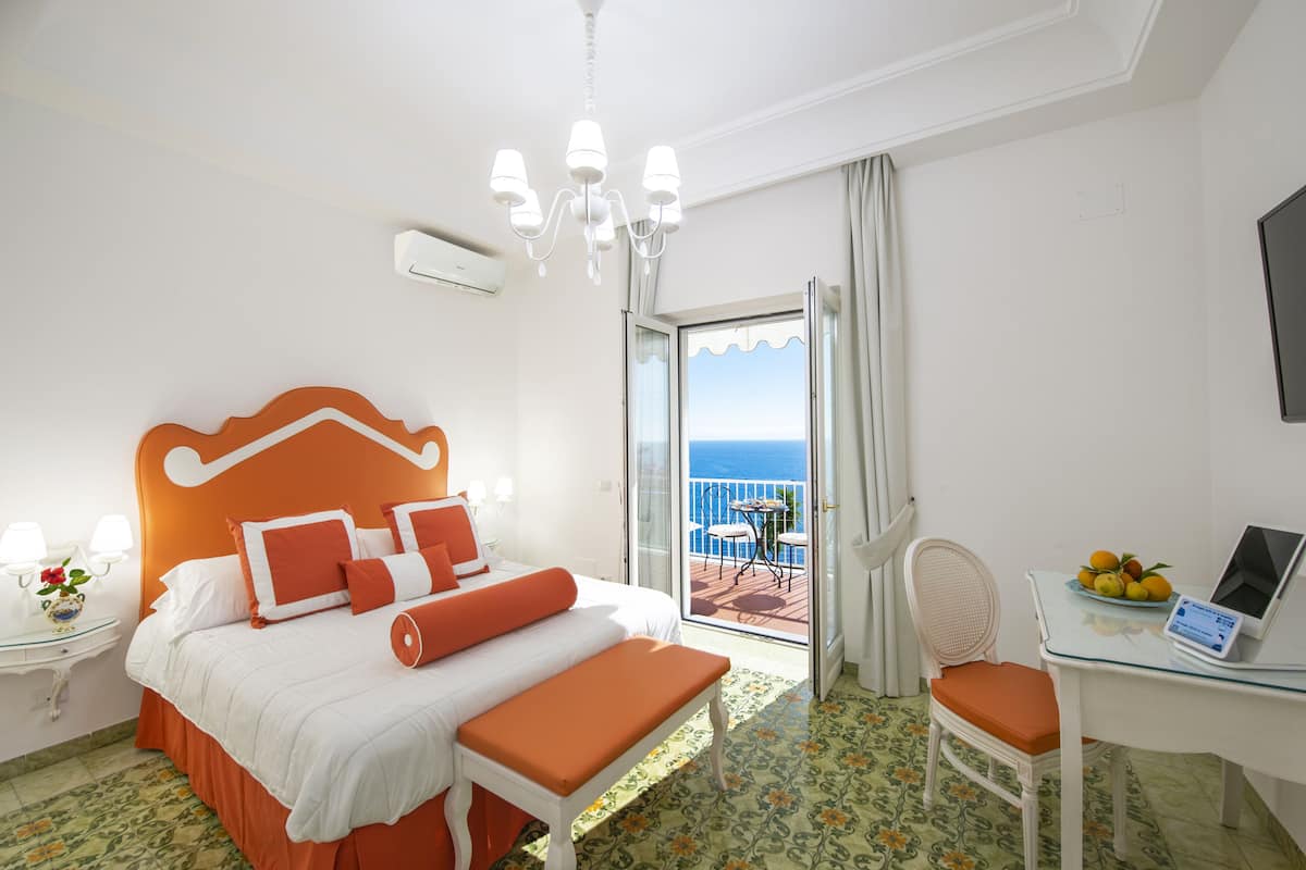 Habitación con 1 cama matrimonial o 2 individuales, vista al mar | Edredón, caja de seguridad en la habitación y escritorio