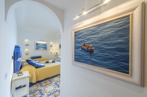 Dúnsængur, öryggishólf í herbergi, skrifborð