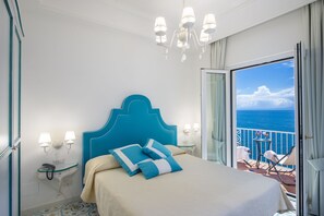 Cubrecamas, caja de seguridad en la habitación y escritorio 