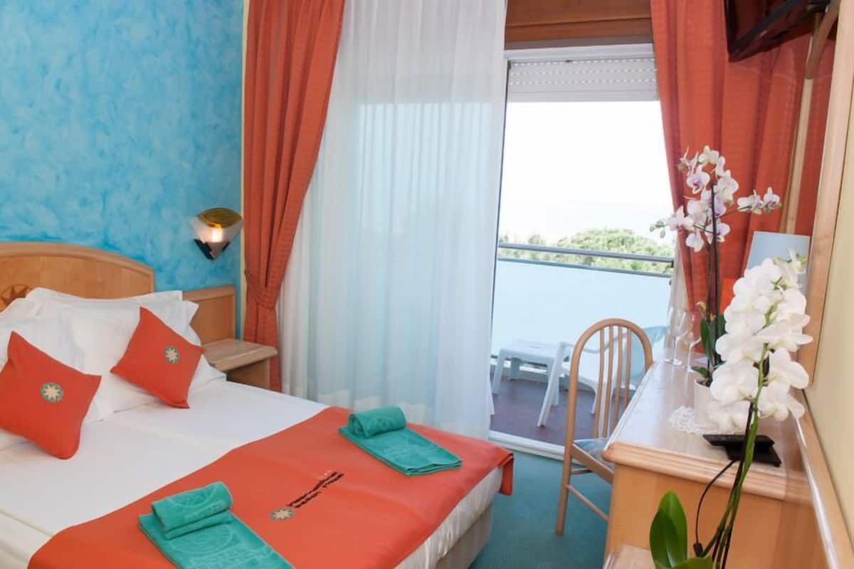 Luxe beddengoed, een minibar, een kluis op de kamer, een bureau