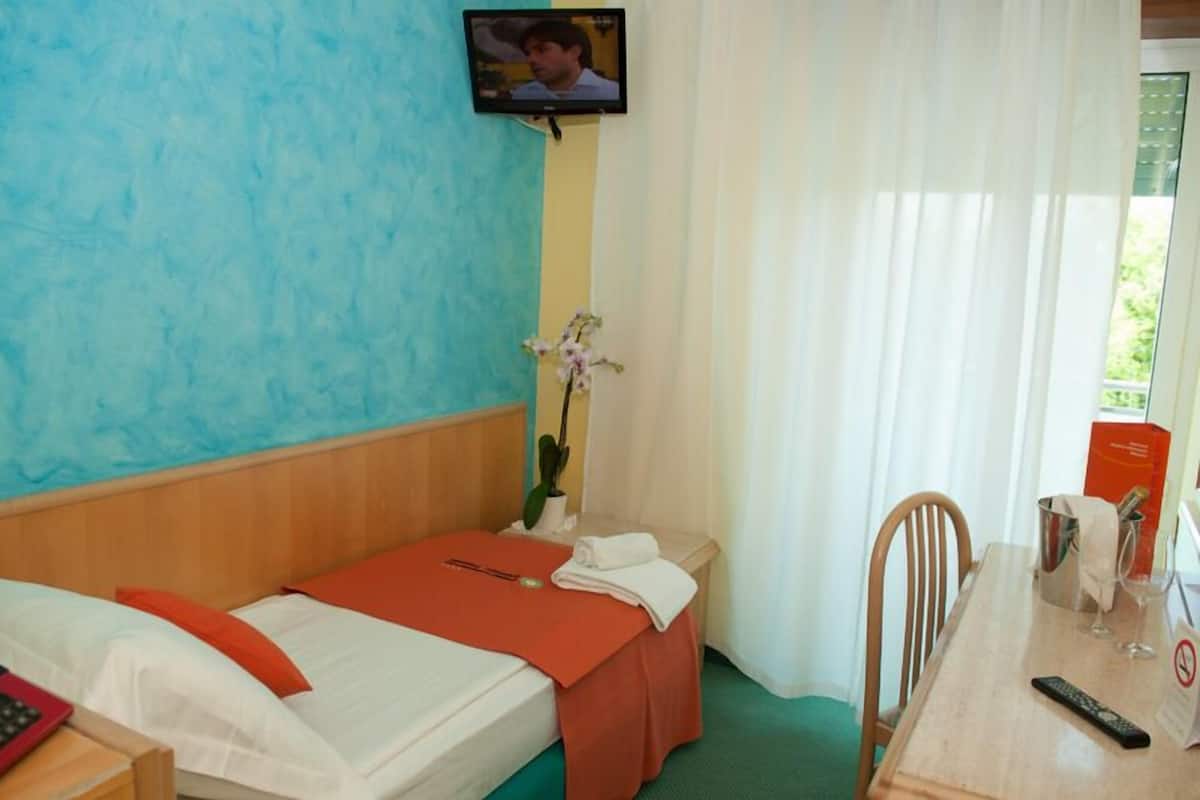 Luxe beddengoed, een minibar, een kluis op de kamer, een bureau