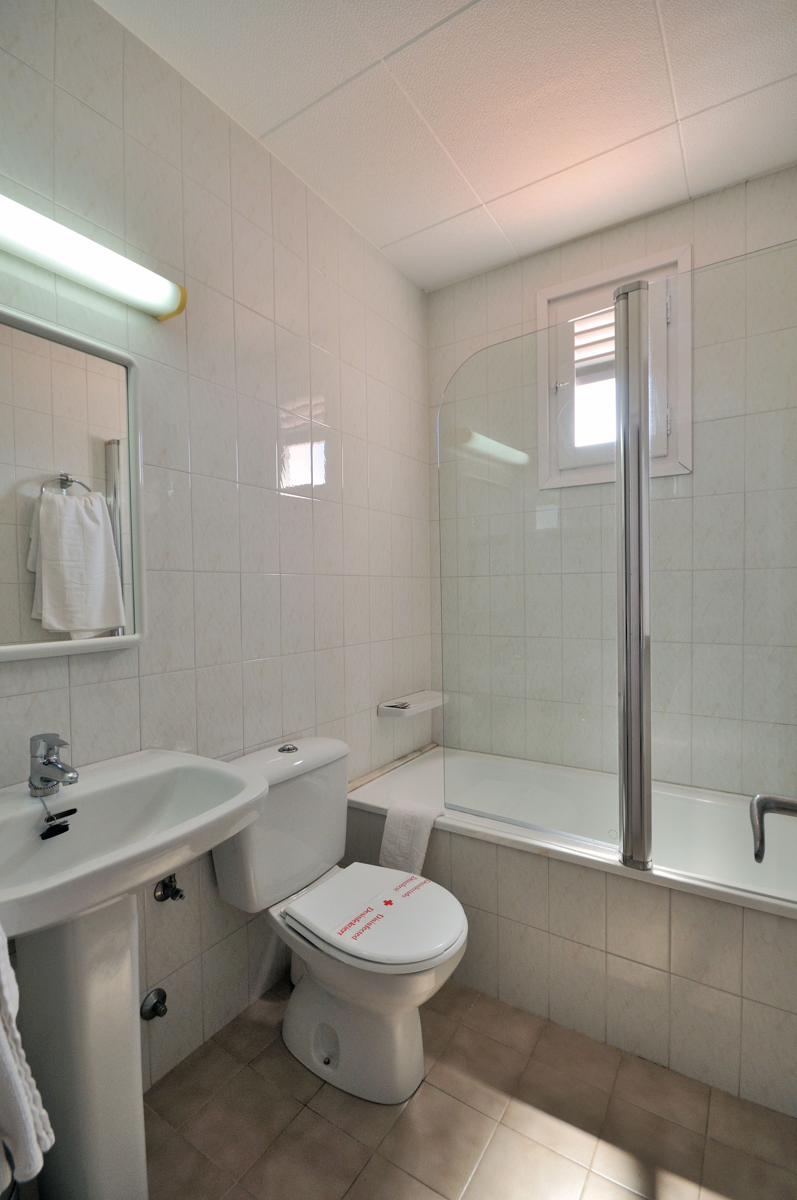 bathtub, free toiletries, hair dryer, towels