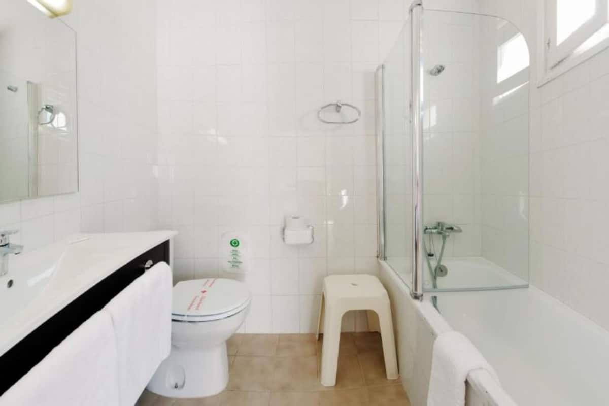 bathtub, free toiletries, hair dryer, towels