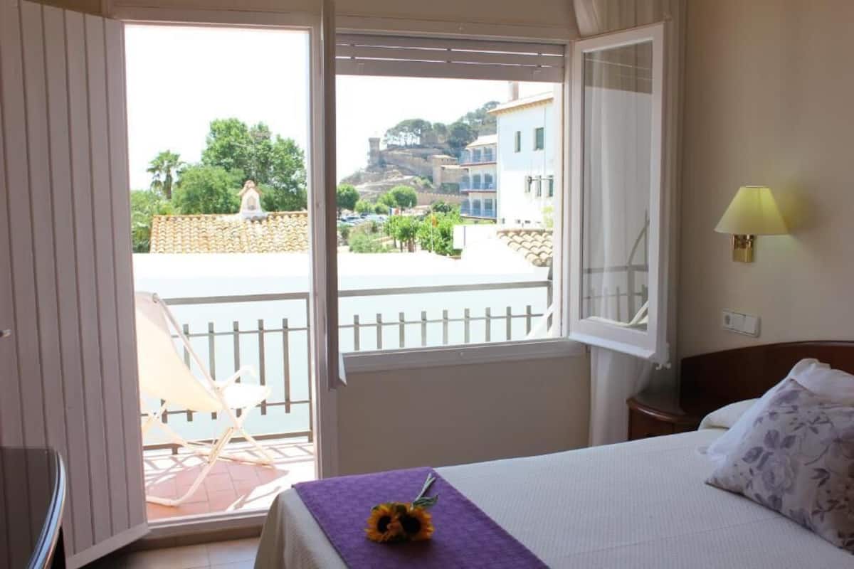 double room (castle view) | desk, free wifi