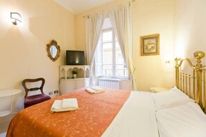 In-room safe, desk, soundproofing, iron/ironing board - Marta Guest House (Rome)
