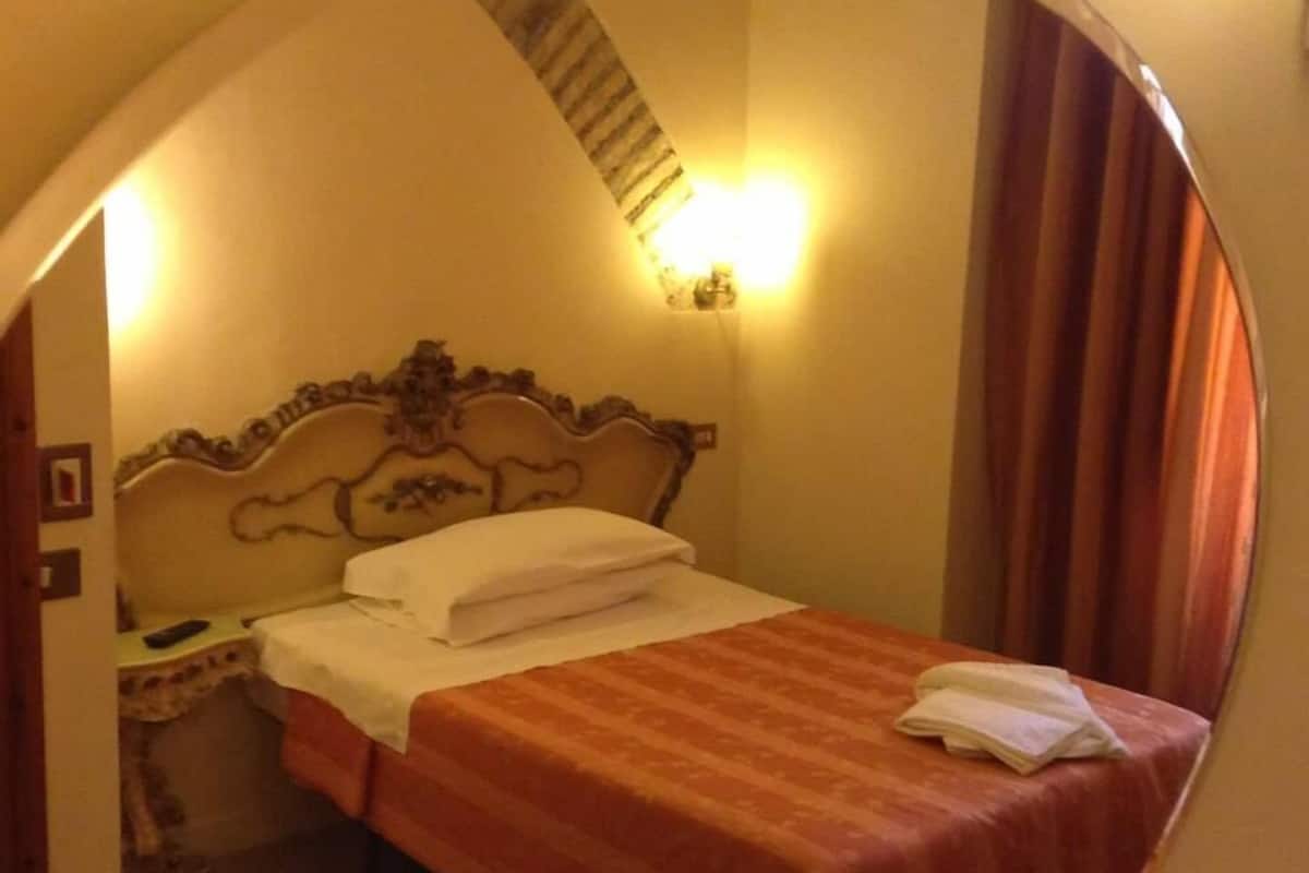 Camera singola, bagno privato | Una cassaforte in camera, una scrivania, insonorizzazione