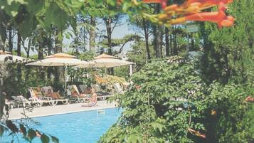 Piscine extérieure (ouverte en saison), parasols de plage