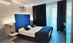 Junior Triple Room | Minibar, in-room safe, desk, free WiFi - Hotel Abbazia (Lignano Sabbiadoro)