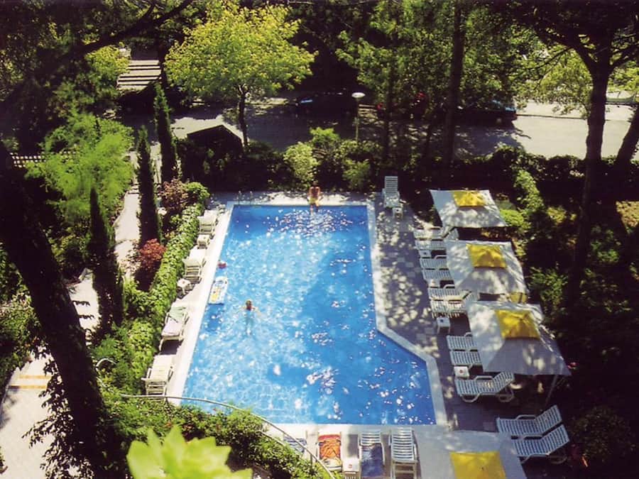 Piscine extérieure (ouverte en saison), parasols de plage