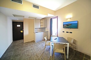 Panoramic Studio | In-room safe, blackout curtains, free WiFi, bed sheets - Hotel Smeraldo (Sirmione)