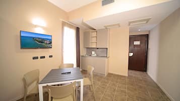 Family Quadruple Room | In-room safe, blackout drapes, free WiFi