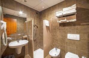 Dusche, kostenlose Toilettenartikel, Haartrockner, Bidet