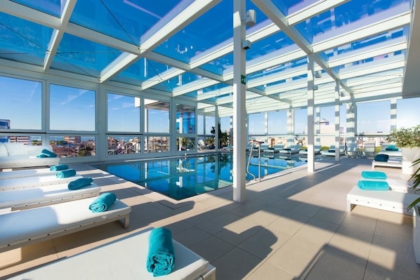 Indoor pool, open 9:00 AM to 7:00 PM, sun loungers - Hotel Florida (Lignano Sabbiadoro)