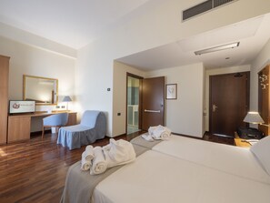 Desk, laptop workspace, soundproofing, free WiFi - Hotel Il Duca D'Este (Ferrara)