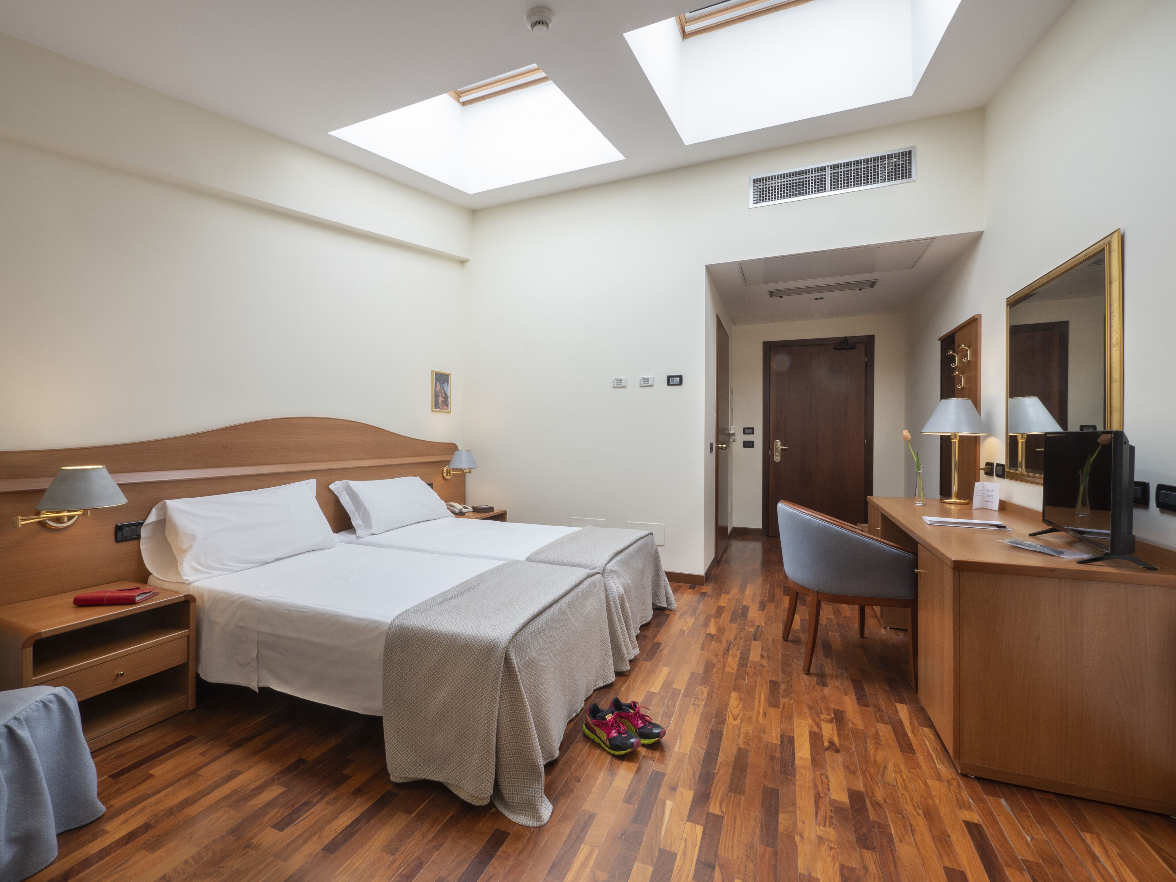 Desk, laptop workspace, soundproofing, free WiFi