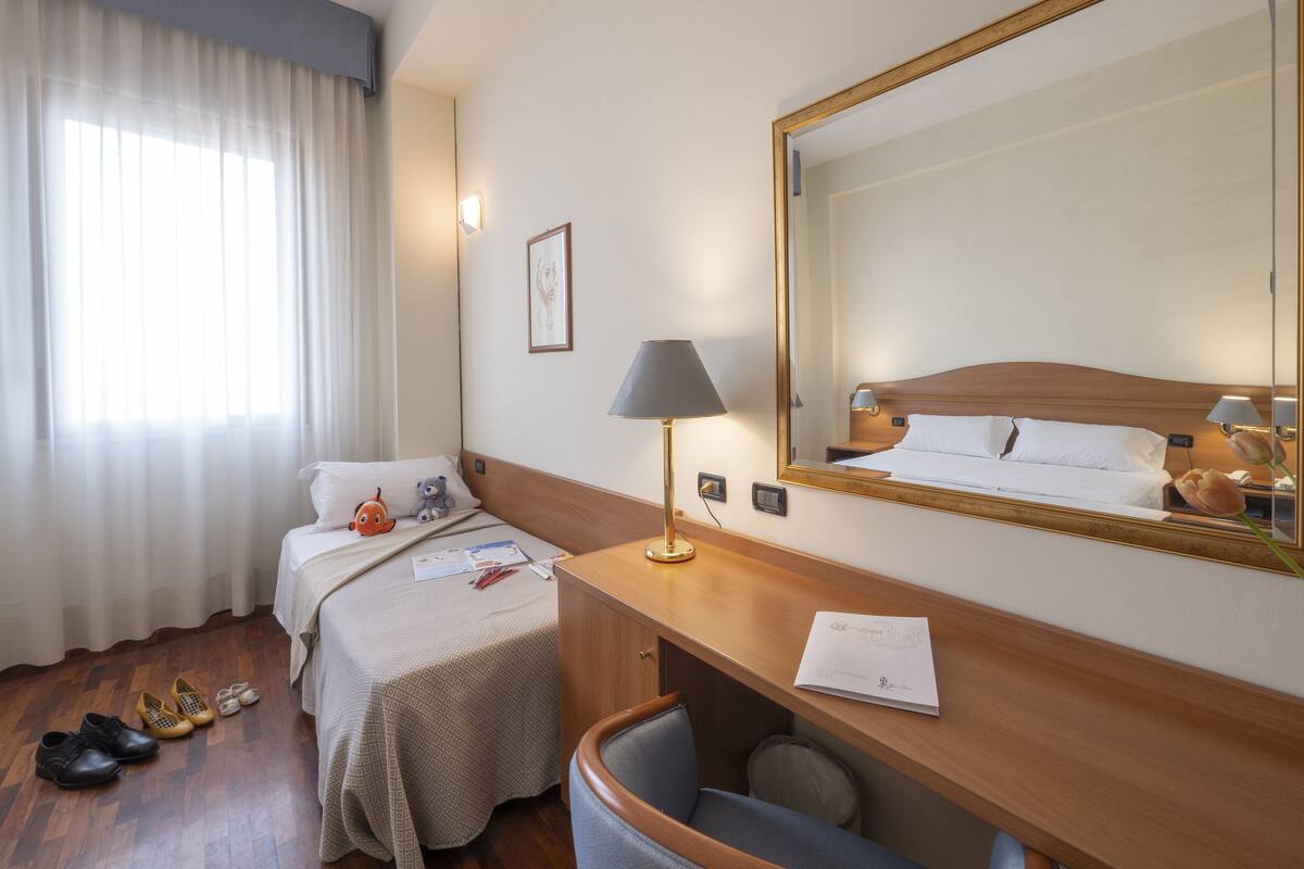 3 letti singoli/3 Single beds-Economy Room) | デスク、ノートパソコン用作業スペース、防音設備、WiFi (無料)