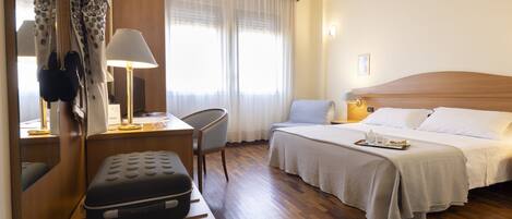 Schreibtisch, laptopgeeigneter Arbeitsplatz, schallisolierte Zimmer