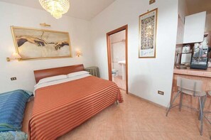 Quadruple Room | Minibar, in-room safe, individually furnished, desk - Babri Simintaj (Rome)