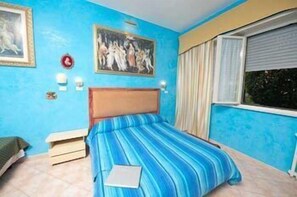 Un dormitorio con cama, mesita de noche, un cuadro, una ventana con cortinas y un reloj de pared.