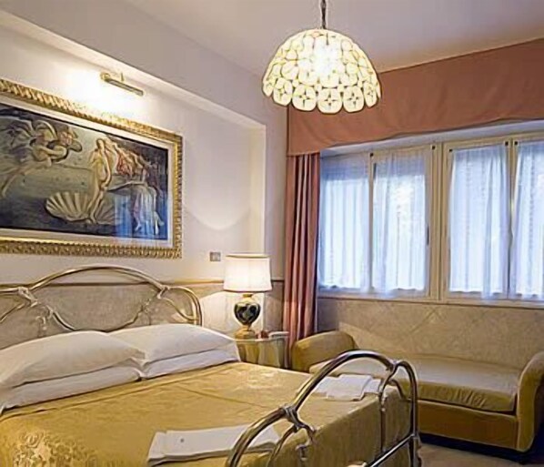 ميني بار وخزنة داخل الغرفة وطراز فريد لكل وحدة ومكتب