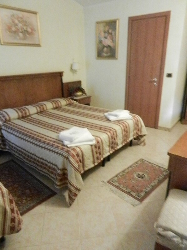 Chambre triple, salle de bain privée | Vue de la chambre