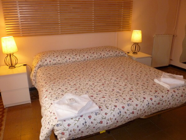 Minibar, caja de seguridad en la habitación y escritorio 