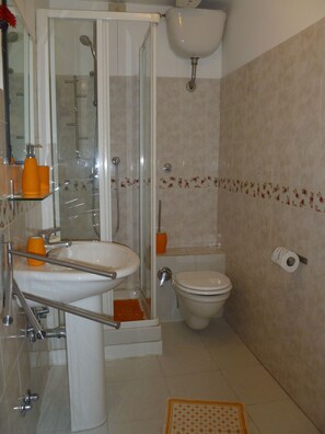 Bathroom - Carlo Alberto House (Rome)