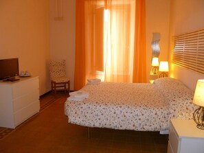 Minibar, caja de seguridad en la habitación y escritorio 