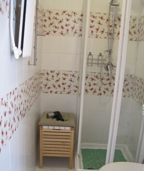 Bathroom shower - Carlo Alberto House (Rome)
