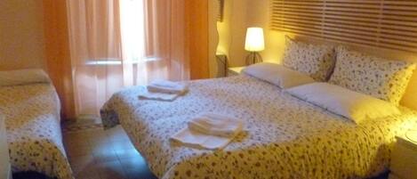 Minibar, Zimmersafe, Schreibtisch, Bügeleisen/Bügelbrett