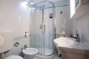 Tremannsrom – comfort, 1. etasje | Bad | Dusj, regndusjhode, toalettartikler (inkludert) og hårføner