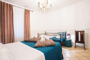 Tremannsrom – familie, 1. etasje | Minibar, safe på rommet, individuelt dekorert og individuelt innredet