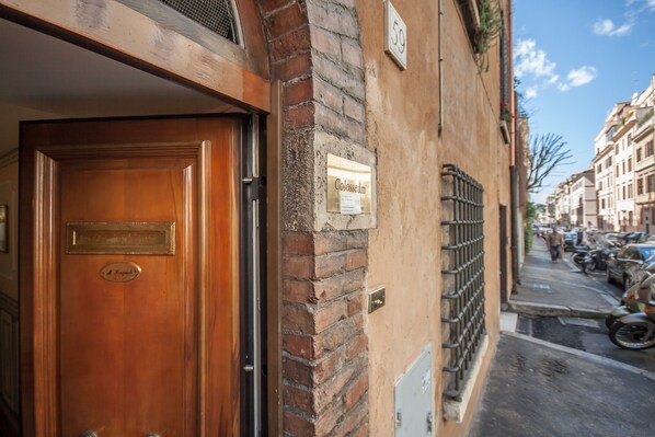 Property entrance - Colosseum B (Rome)